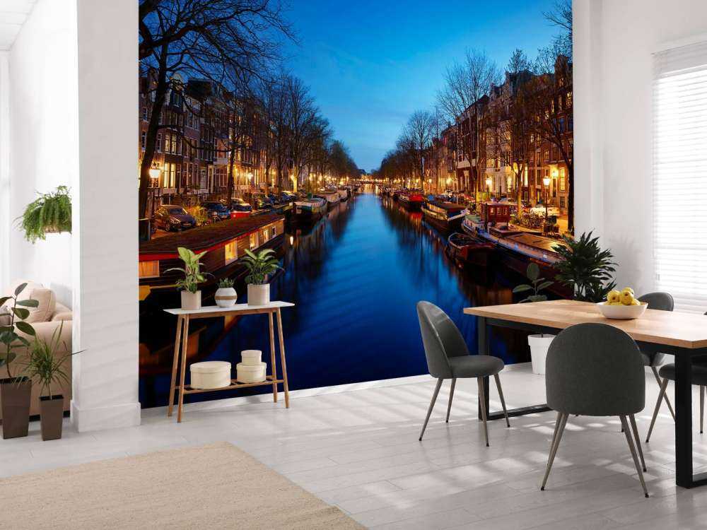 Bateaux fluviaux le long du canal illuminé