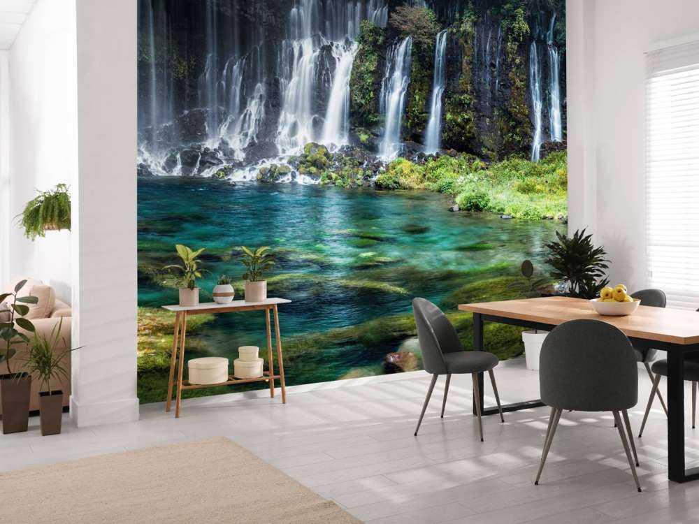 Panorama de cascade avec de l'eau bleue turquoise