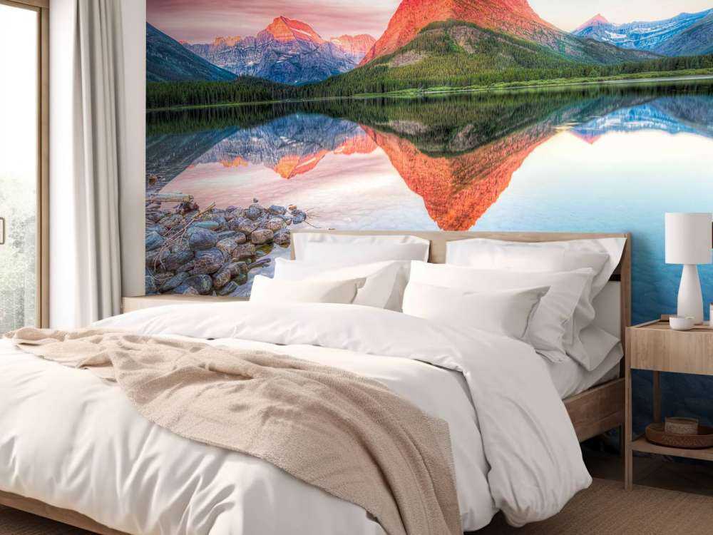 Le sommet d'une montagne rouge