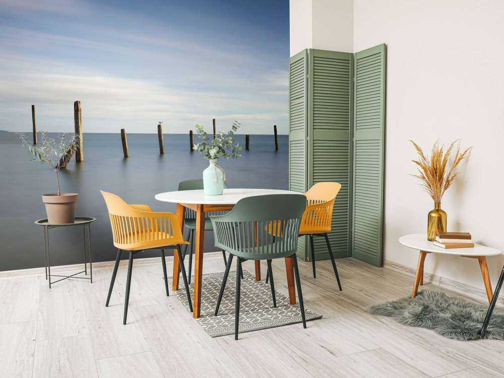 Vieux poteaux de bois dans la mer