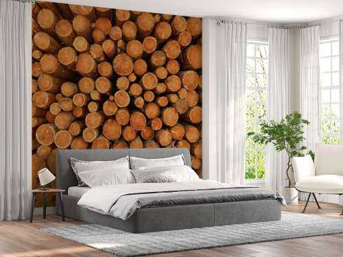 Pile de troncs d'arbres sombres