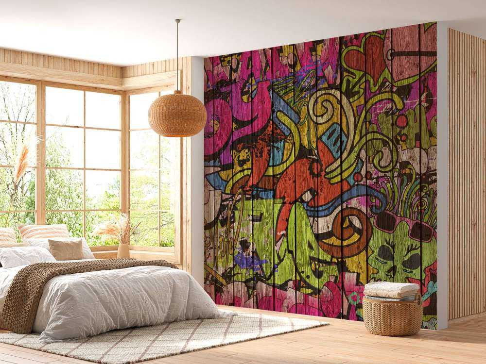 Graffitis de rue sur du vieux bois