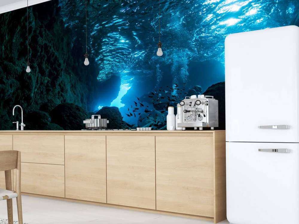 Rayons de soleil dans une grotte sous-marine