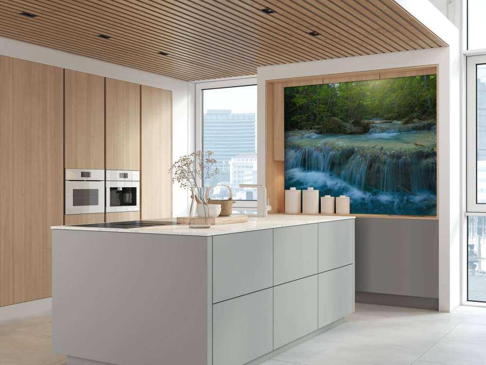 Belle chute d'eau profonde