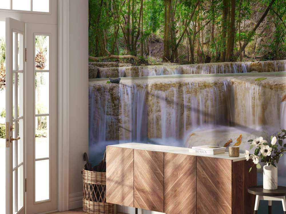 Chute d'eau dans une forêt tropicale profonde