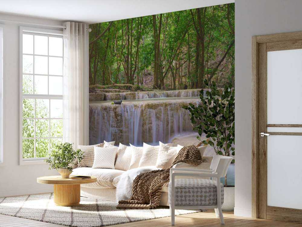 Chute d'eau dans une forêt tropicale profonde