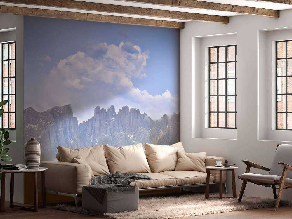 Montagnes avec arbres et nuages