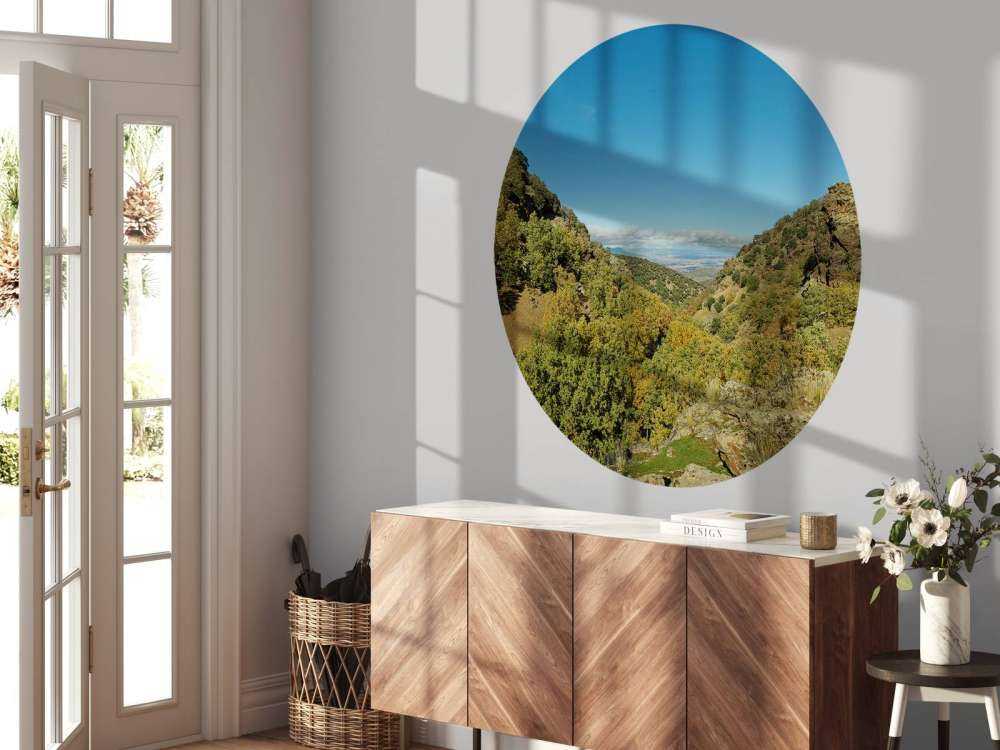 Regarder à travers le paysage de montagne