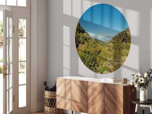 Regarder à travers le paysage de montagne