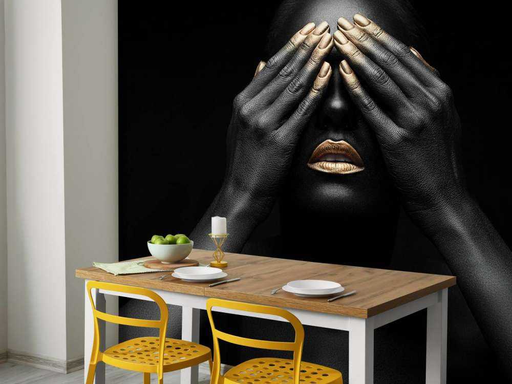 Femme avec les mains devant les yeux