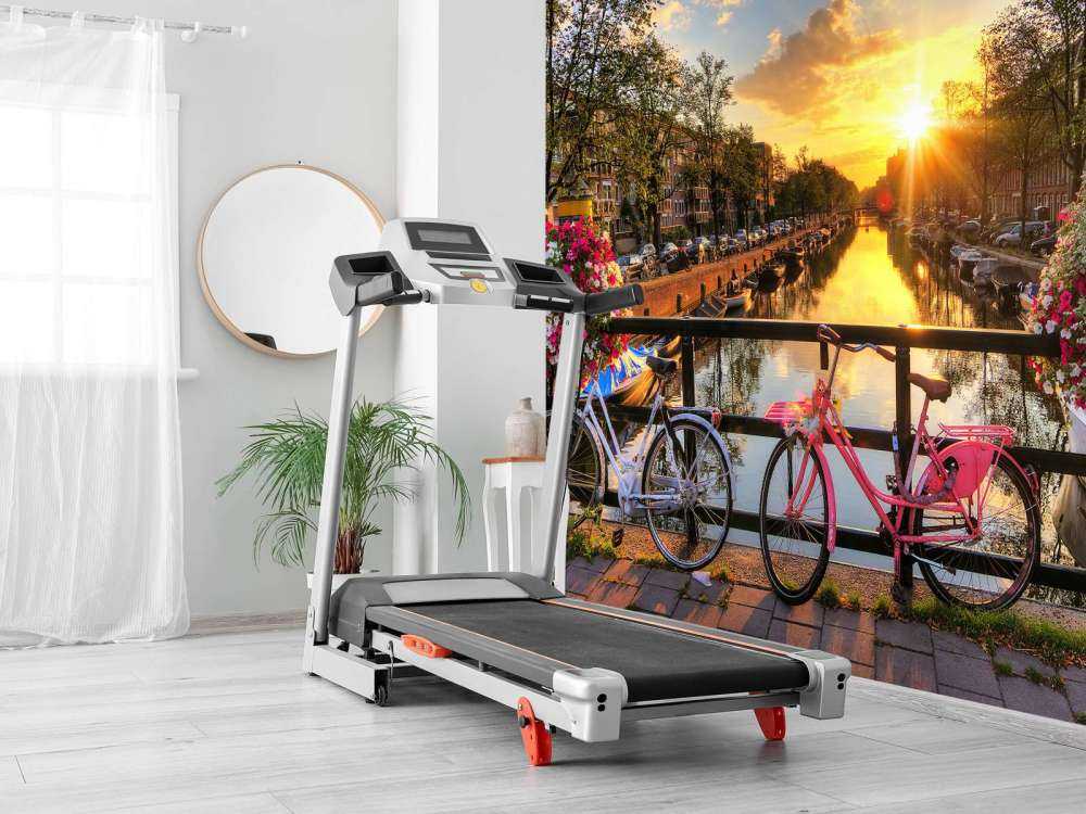 Faire du vélo sur un pont avec des fleurs