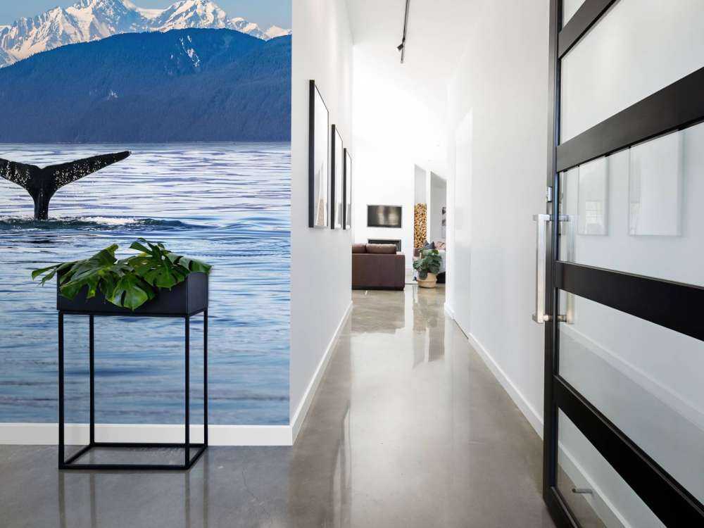 Baleine plongeante avec des montagnes à l'arrière-plan