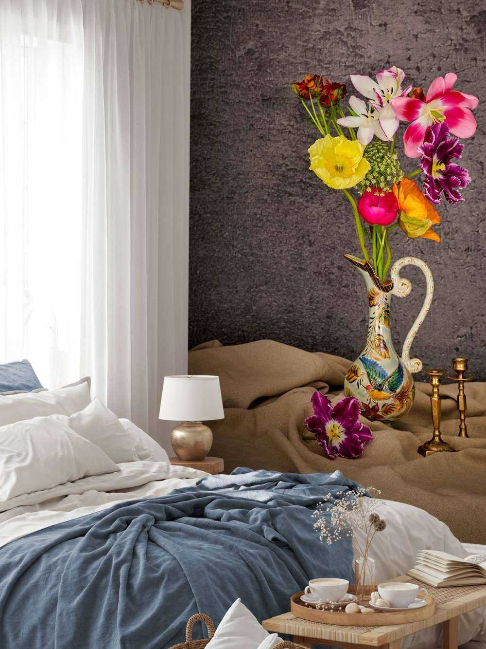 Fleurs dans un vase classique