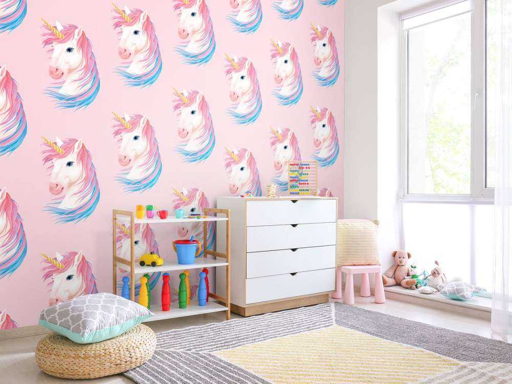 Licorne blanche avec corne dorée