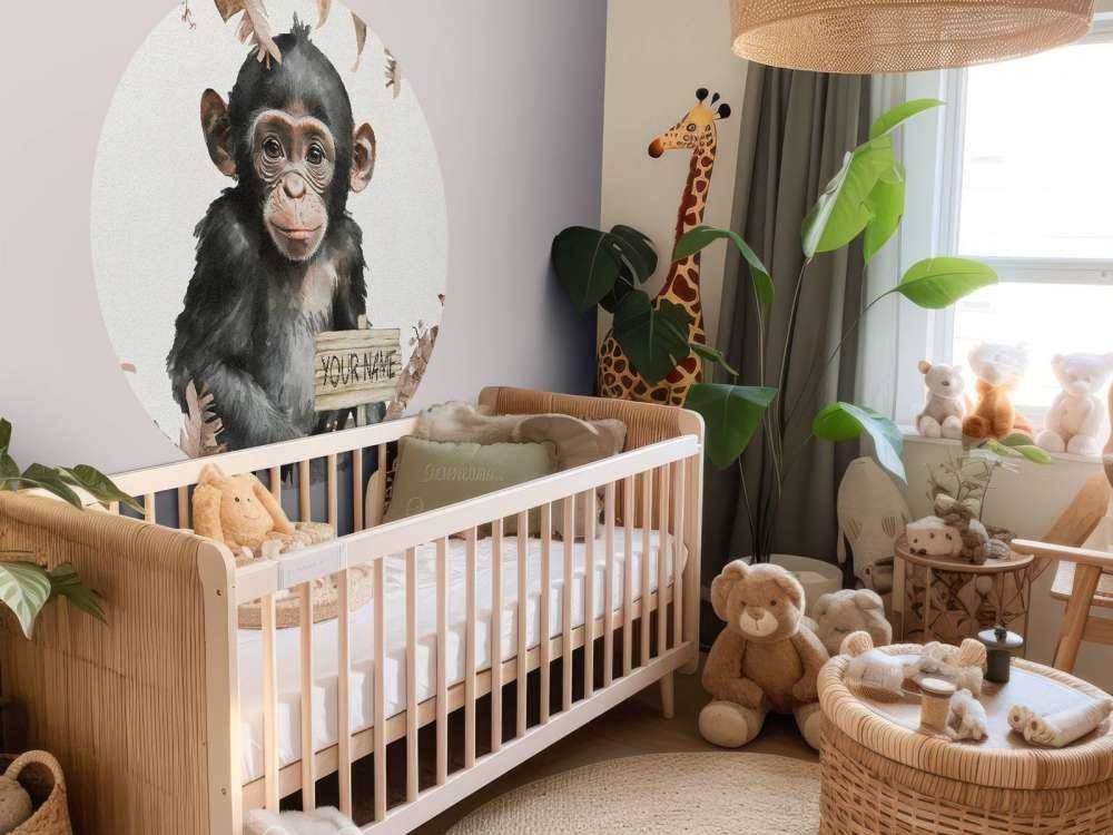 Bébé chimpanzé dans la jungle taupe