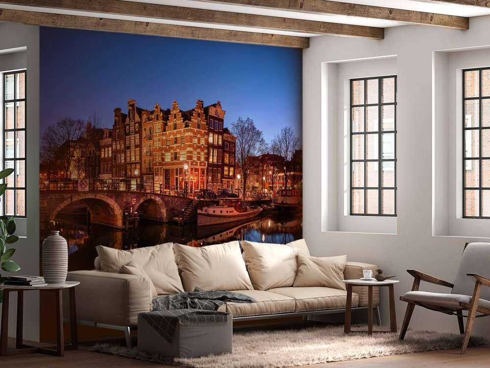Maisons illuminées le long du canal