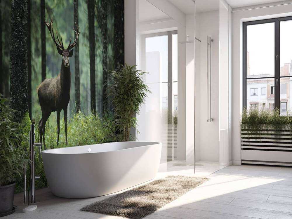 Grand cerf entre les arbres