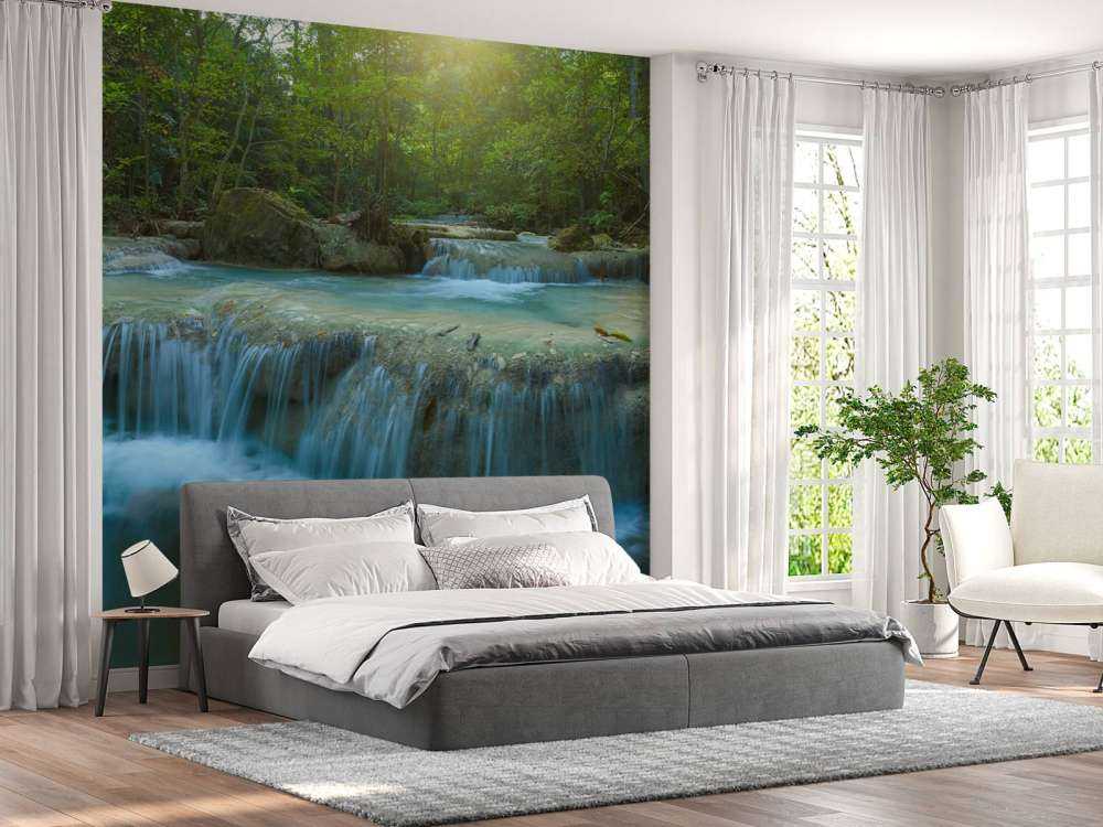 Belle chute d'eau profonde