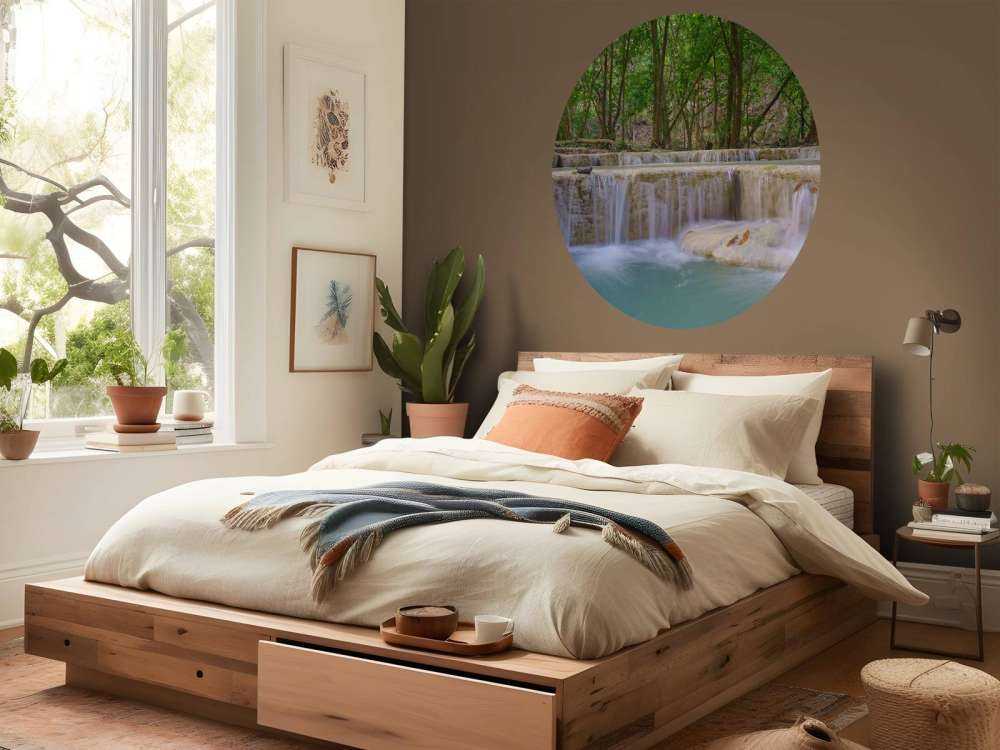 Chute d'eau dans une forêt tropicale profonde