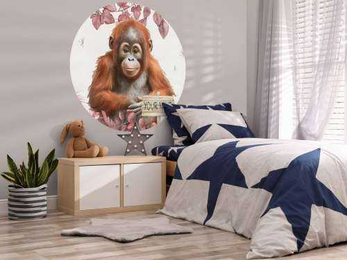 Jeune orang-outan dans la jungle rose