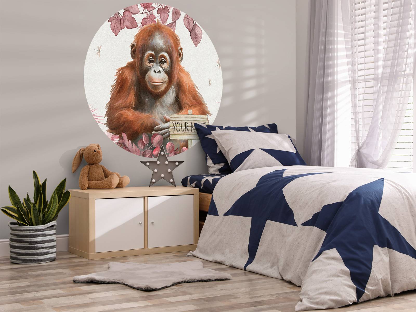 Jeune orang-outan dans la jungle rose