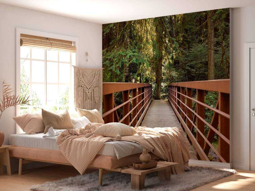 Pont rouillé dans la forêt
