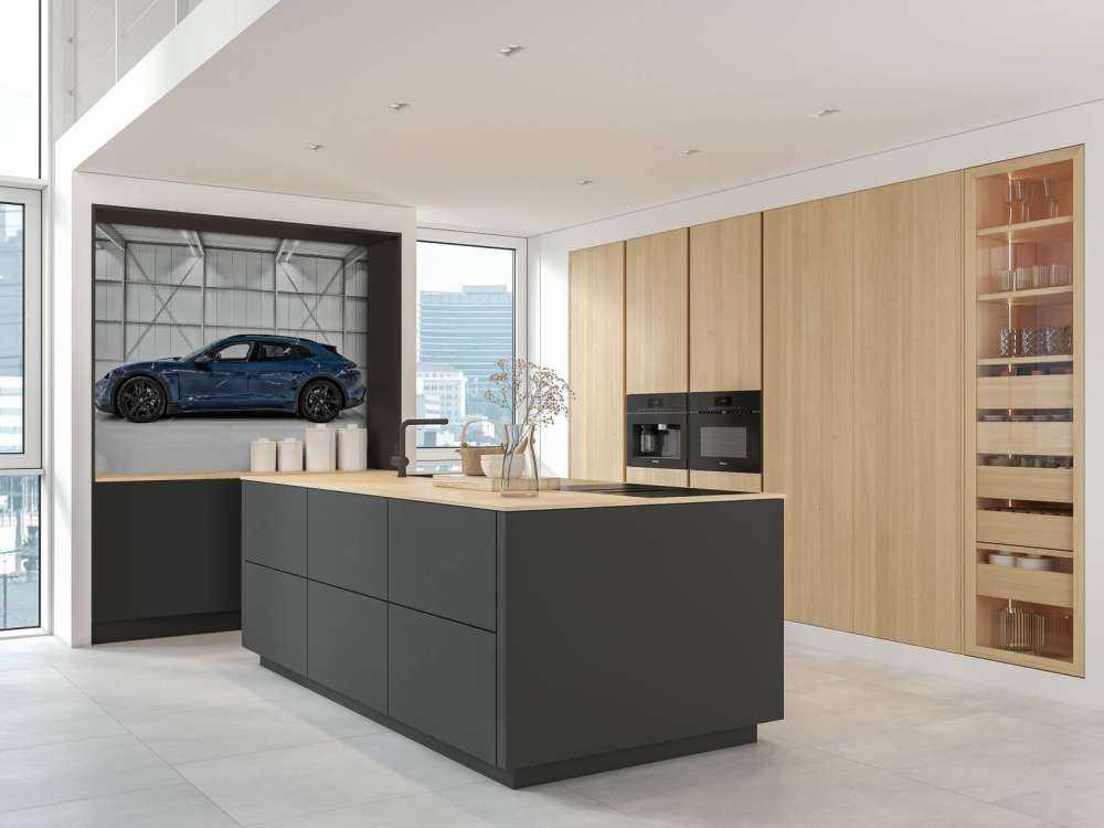 Porsche dans le hall industriel