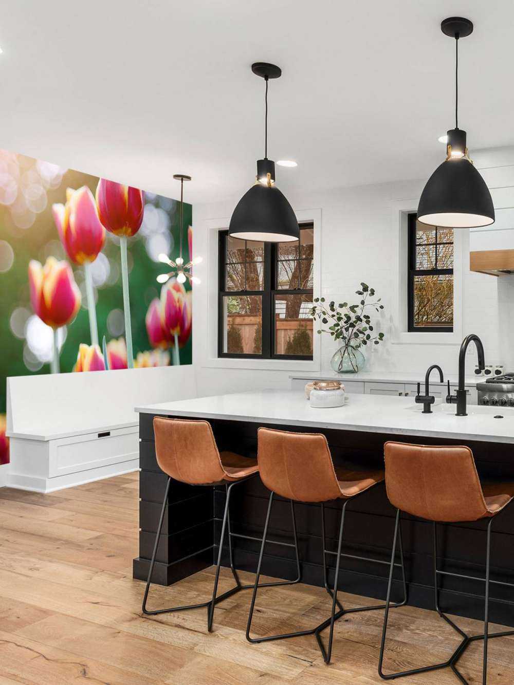 Rouge avec des tulipes jaunes