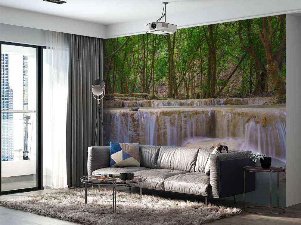 Chute d'eau dans une forêt tropicale profonde