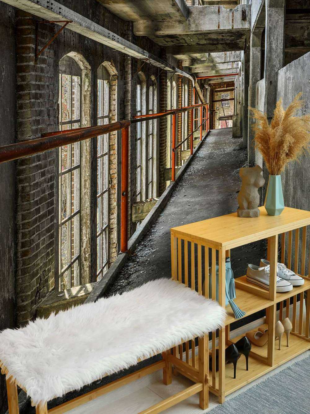 Passerelle dans un bâtiment abandonné