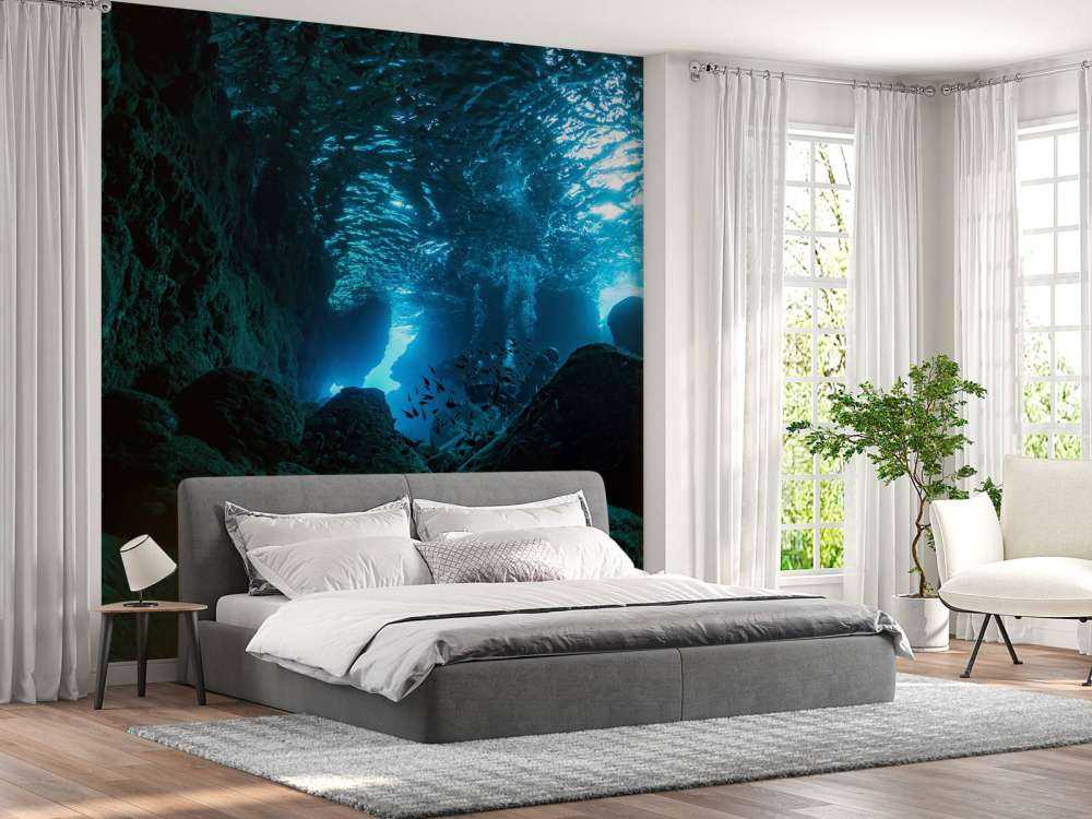 Rayons de soleil dans une grotte sous-marine