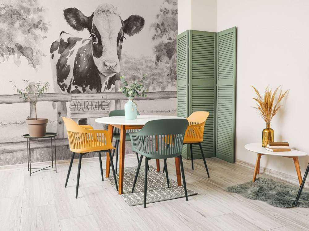 Bébé vache dans un pré beige