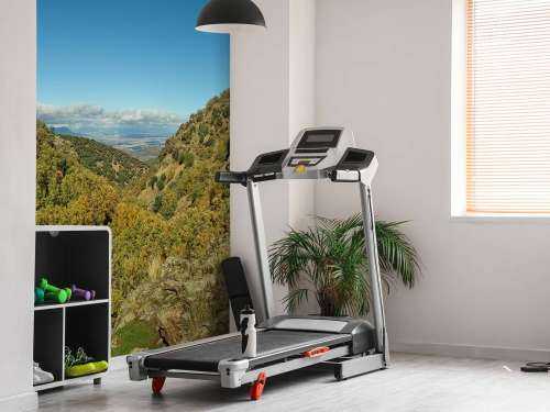 Regarder à travers le paysage de montagne