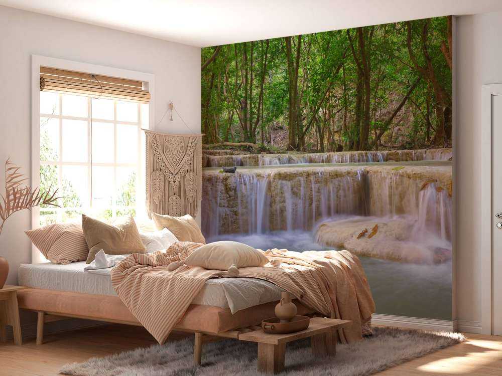 Chute d'eau dans une forêt tropicale profonde