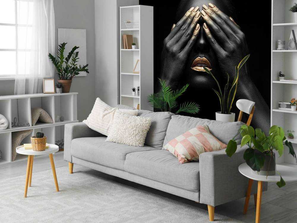 Femme avec les mains devant les yeux