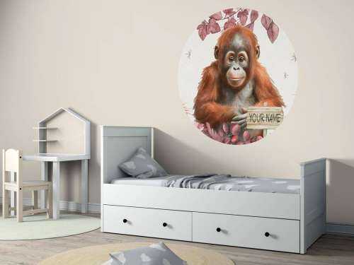 Jeune orang-outan dans la jungle rose