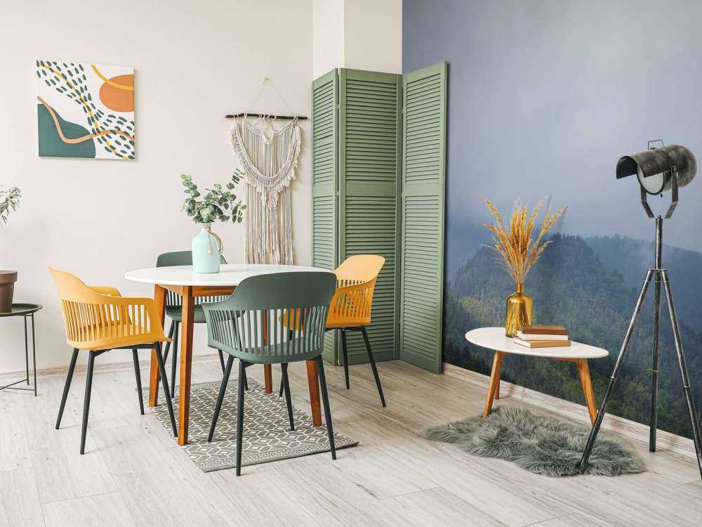 Nuages au-dessus des arbres dans les montagnes