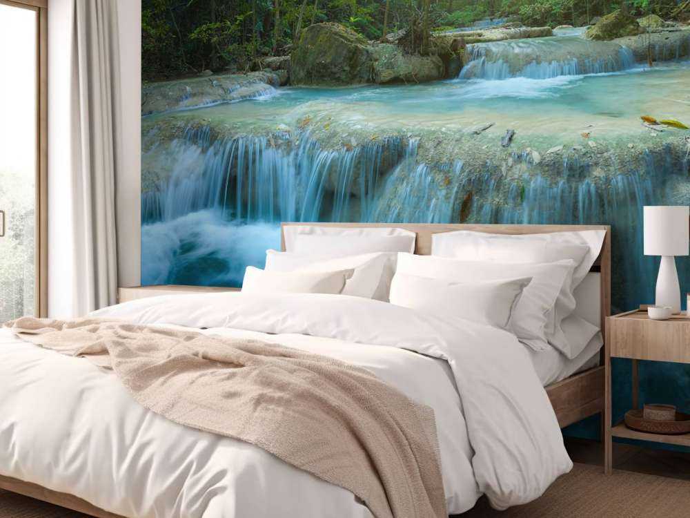 Belle chute d'eau profonde