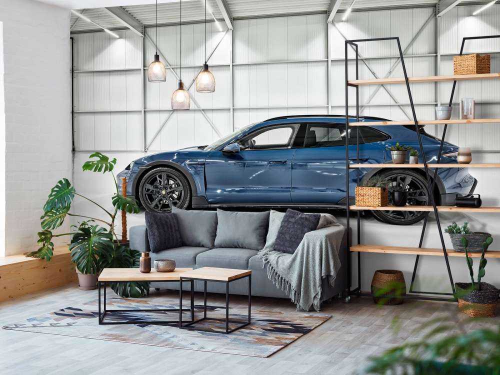 Porsche dans le hall industriel