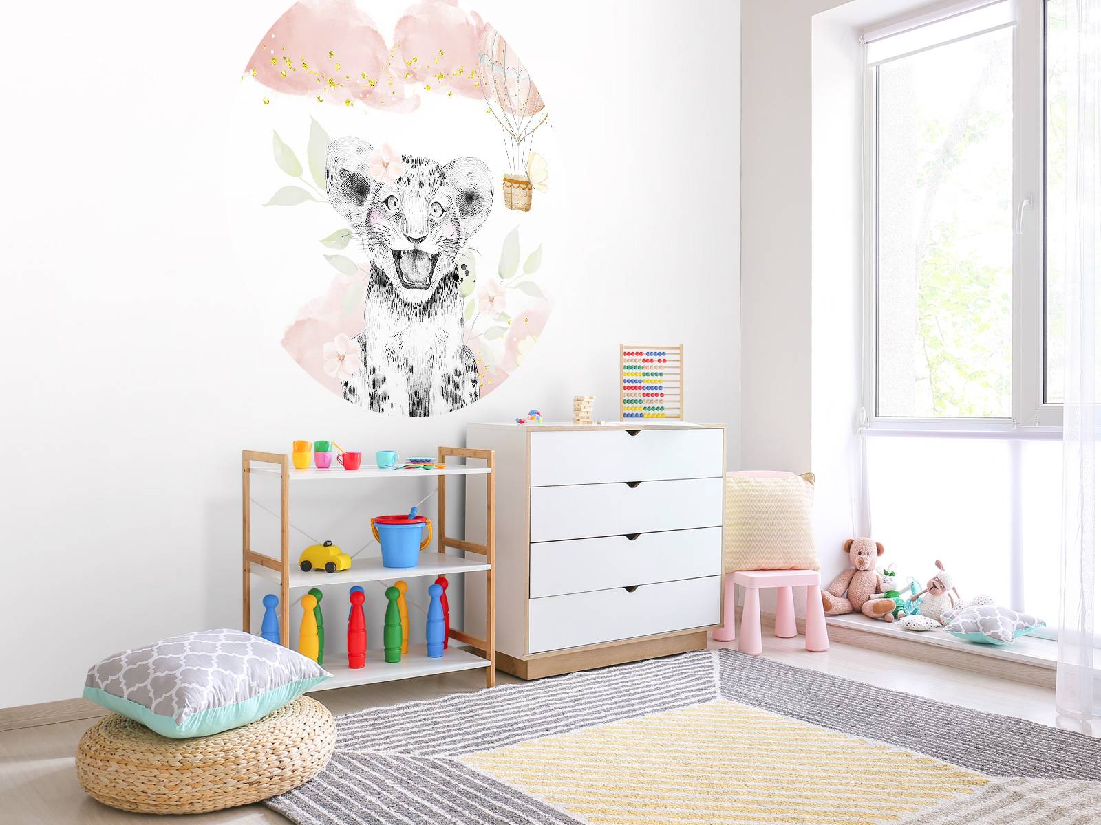 Lionceau joyeux et ballon à air
