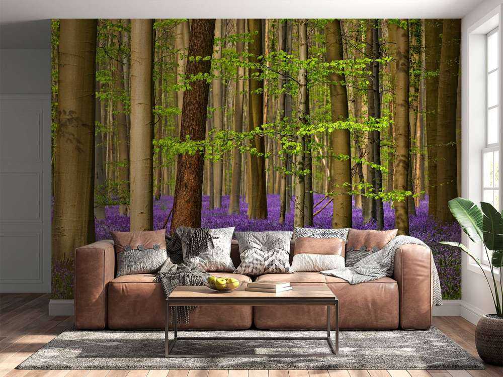 Forêt avec des fleurs violettes