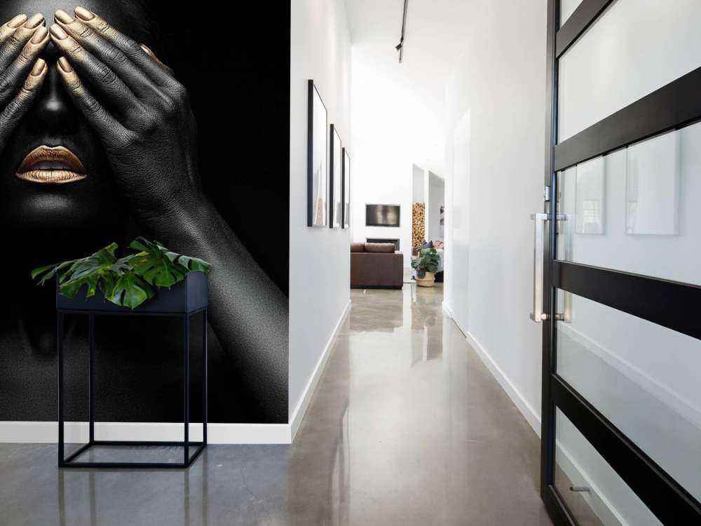 Femme avec les mains devant les yeux