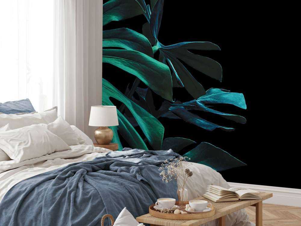Feuilles tropicales sur fond noir