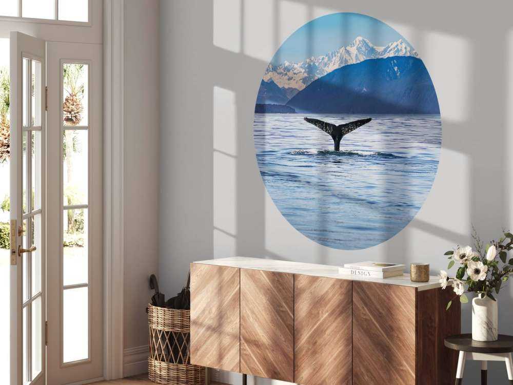 Baleine plongeante avec des montagnes à l'arrière-plan