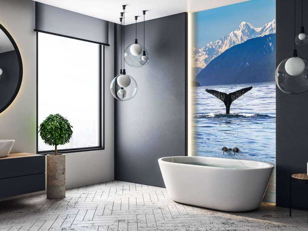 Baleine plongeante avec des montagnes à l'arrière-plan