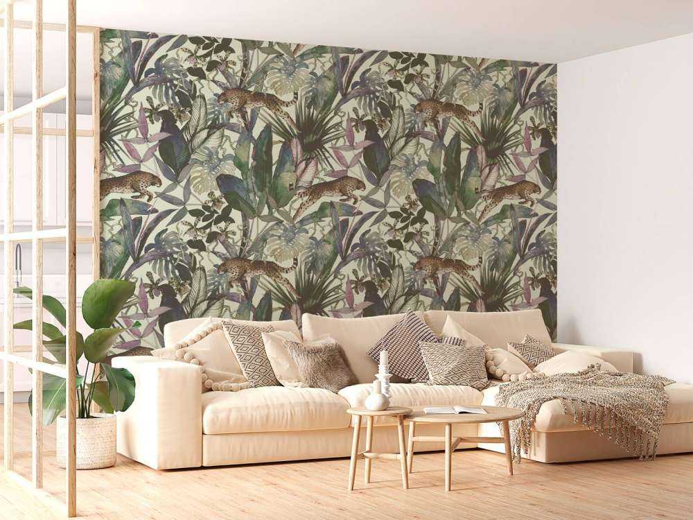 Guépard entre les feuilles tropicales
