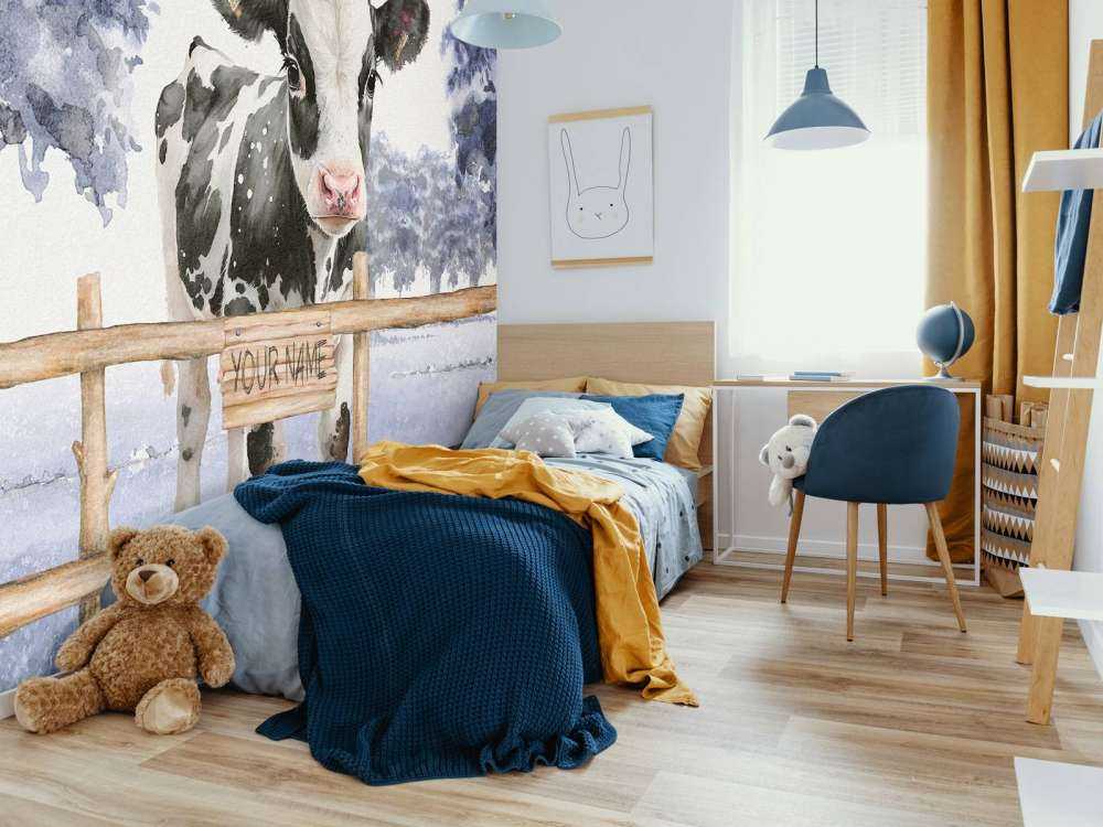 Jeune vache dans un pré bleu