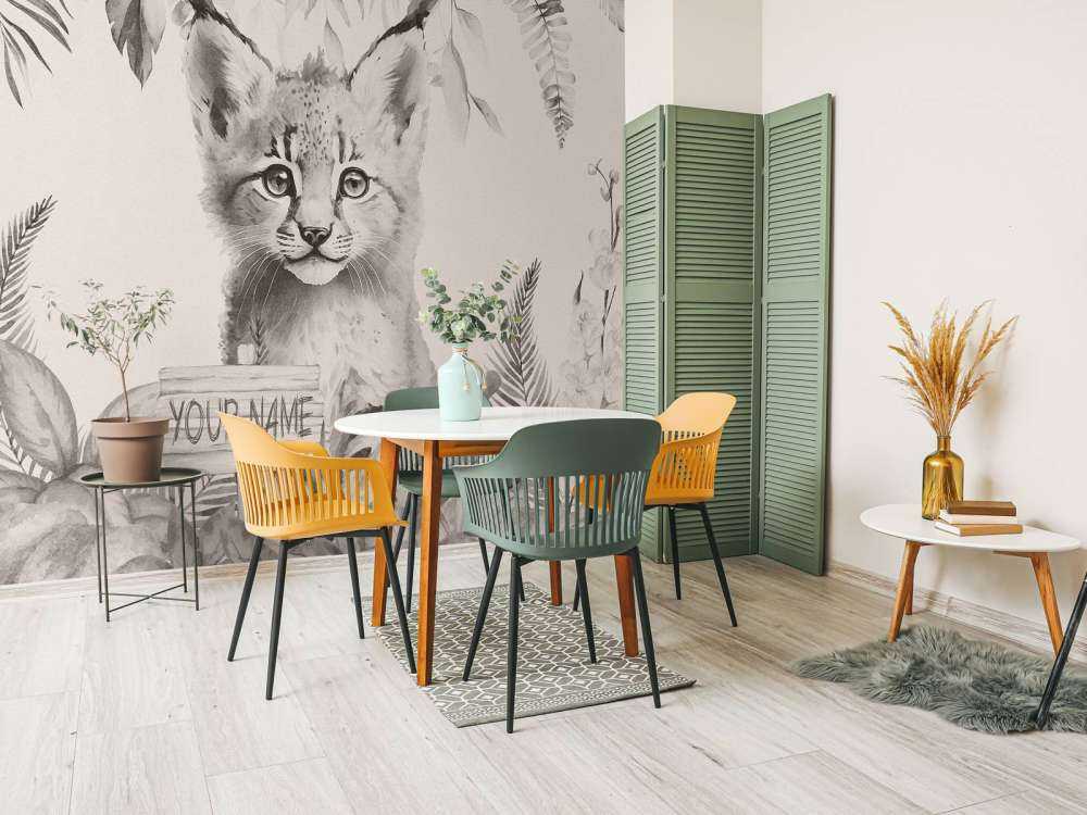 Bébé lynx dans la jungle beige