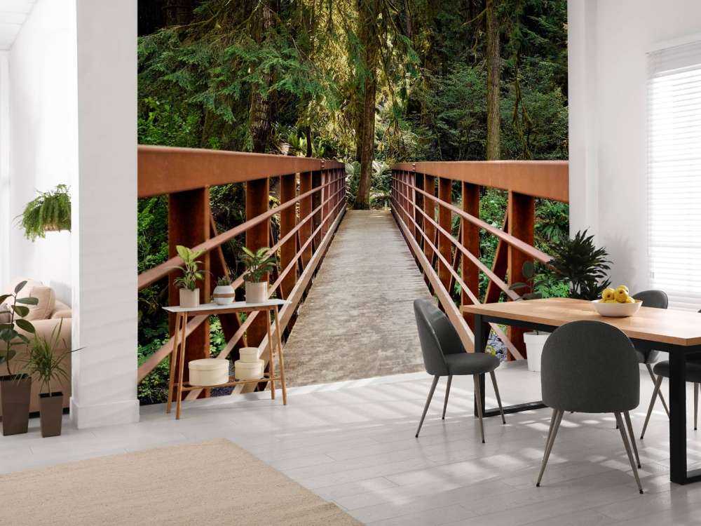 Pont rouillé dans la forêt