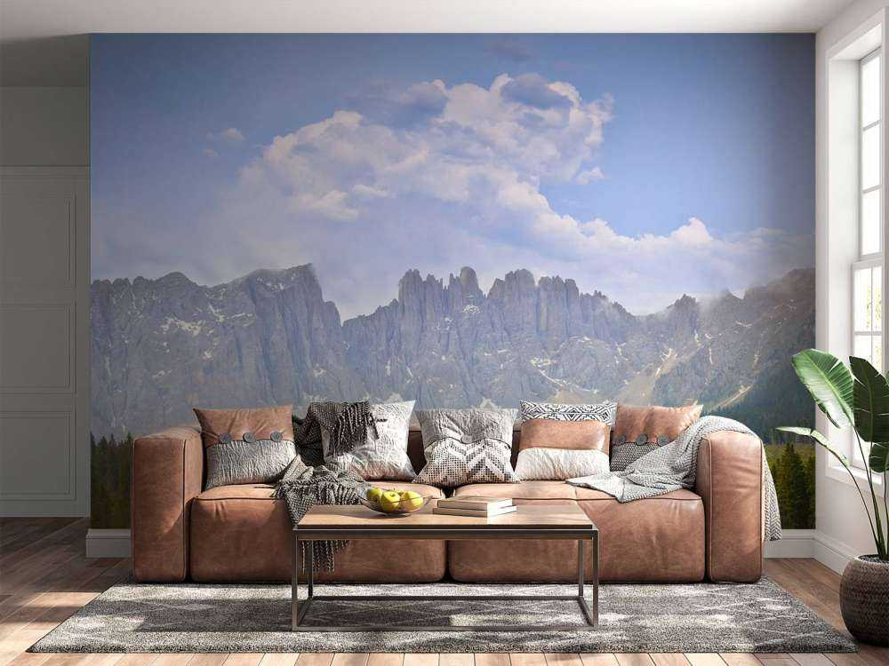 Montagnes avec arbres et nuages